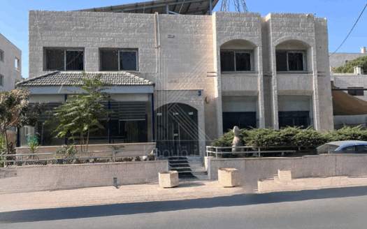 فيلا تجارية مميزة للبيع أو للإيجار في أم أذينة