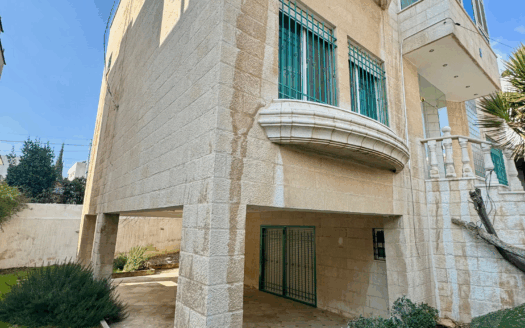 فيلا مميزة للبيع في دير غبار