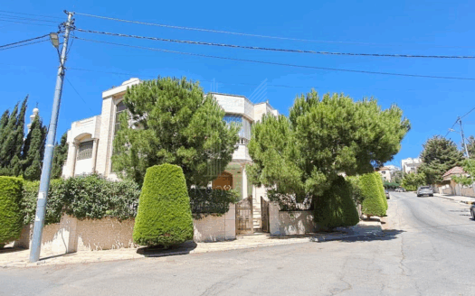 شبه فيلا فاخرة للبيع في الجبيهة